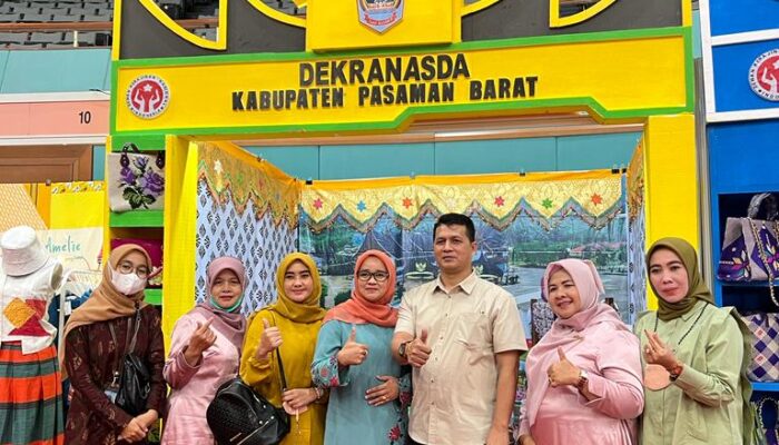 Dekranasda Pasaman Barat Aktif Perkenalkan Sulaman Benang Emas dan Batik Desa Baru pada Minangkabau Heritage
