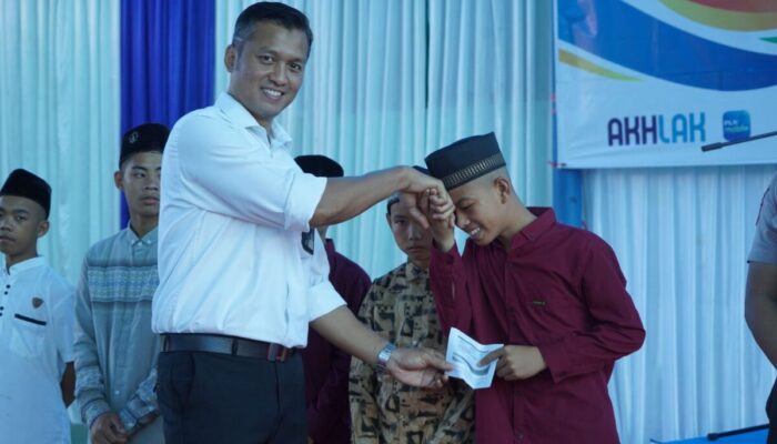 1.110 Dhuafa Terima Paket Sembako dan Santunan dari YBM PLN UIW Sumatera Barat