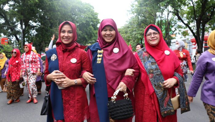 Berpakaian Kebaya Khas Minang, Istri Gubernur dan Istri Wagub Sumbar Tampil Menawan Bersama Ibu Negara  saat Hari Batik di Solo