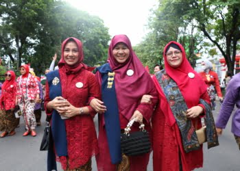 Berpakaian Kebaya Khas Minang, Istri Gubernur dan Istri Wagub Sumbar Tampil Menawan Bersama Ibu Negara  saat Hari Batik di Solo