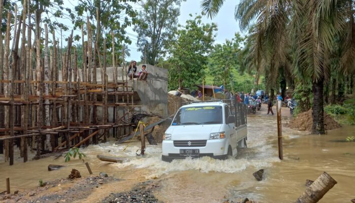 Curah Hujan Tinggi, Akses Jalan Simpang Tabek Kabupaten Dharmasraya Terputus