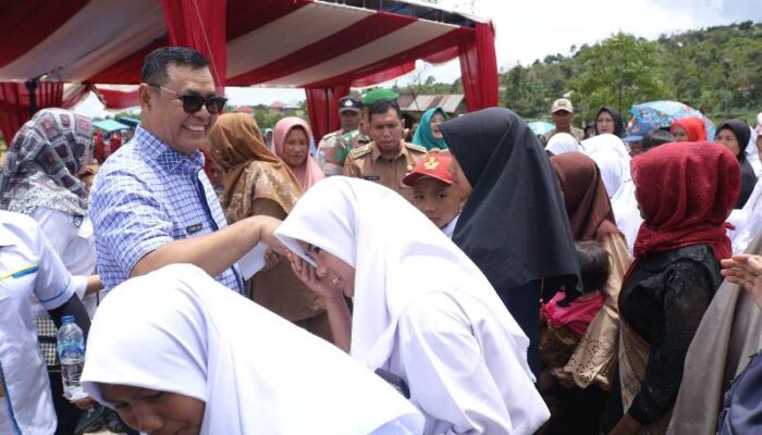 Bupati Solok Epyardi Asda Bagikan Gajinya untuk Anak Yatim Koto Laweh