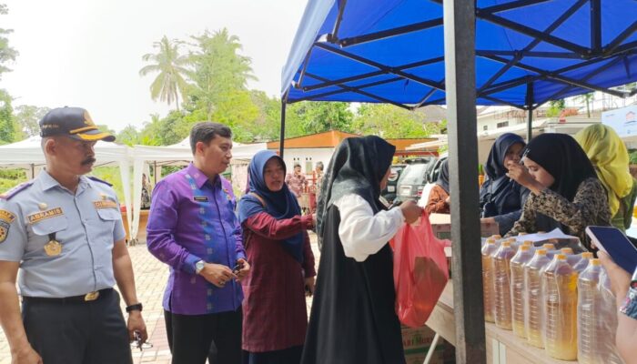 Tekan Inflasi, Dinas Koperasi Perdagangan dan UMKM Tanah Datar Gelar Pasar Murah