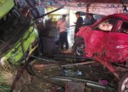 Akibat Rem Blong, Truk Hino Hantam Tiga Unit Mobil, Sepeda Motor dan Warung di Padang Luar