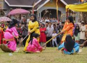 Tak Tertahan, Air Mata Bupati Tanah Bercucuran saat Festival Tenun Tanjuang Bonai Lintau Buo