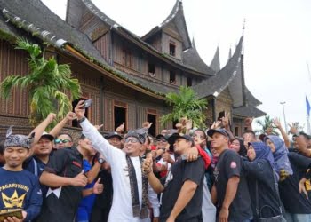 Meriahkan FPM 2022, Automotive Community Sumbar Riau Jambi Berkumpul di Istano Basa Pagaruyung