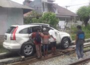 Mobil CRV Ditabrak Kereta Api Pengangkut Semen di Jalan Jambak Indah