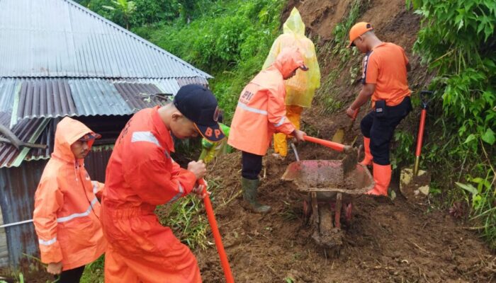 Satgas BPBD Agam Bersihkan Material Longsor di Jorong Pahambatan