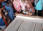 Indra Yeni, Merdekakan Kaum Perempuan Lewat Tenun Unggan Lansek Manih Sijunjung