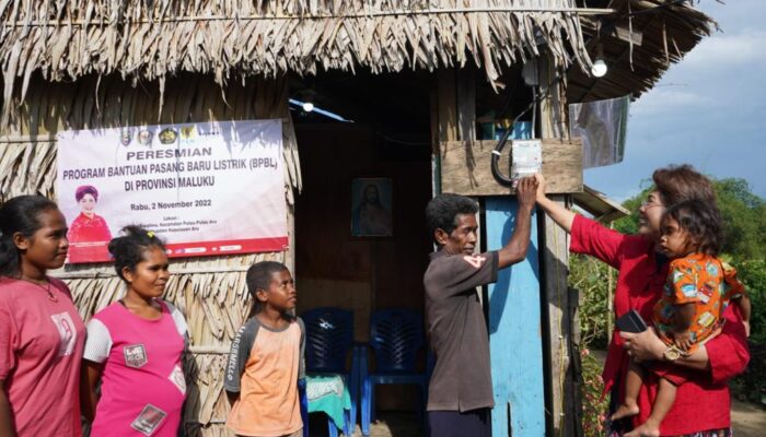 Dapat Pasang Baru Gratis dari Pemerintah, 75.890 Warga Kurang Kini Bisa Nikmati Cahaya Lampu dari PLN