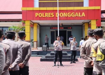 Memberikan Pelayanan Pada Pengendara, Samapta Polres Donggala Terjun Mengatur Arus Lalu Lintas
