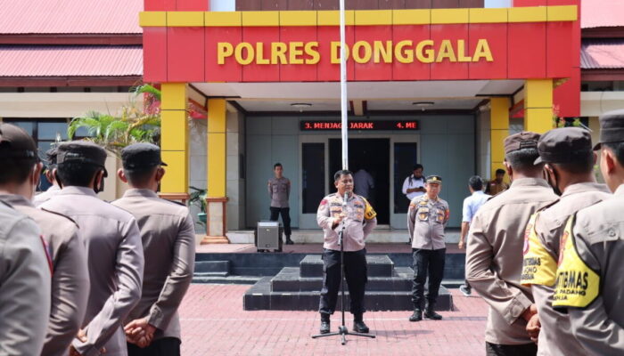 Memberikan Pelayanan Pada Pengendara, Samapta Polres Donggala Terjun Mengatur Arus Lalu Lintas