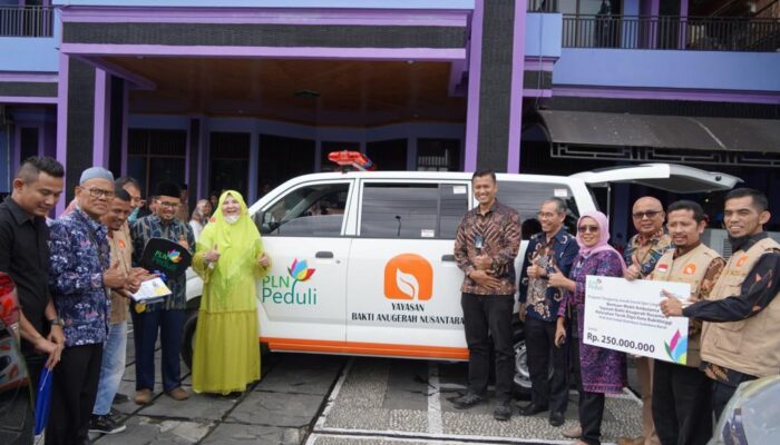 Yayasan Bakti Anugrah Nusantara Bukittinggi Terima Bantuan Mobil Ambulance dari PLN