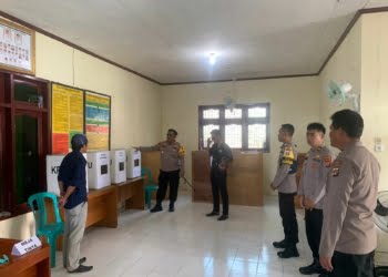 Kapolres Donggala dan Kapolsek Cek TPS Pilkades Serentak di Labuan