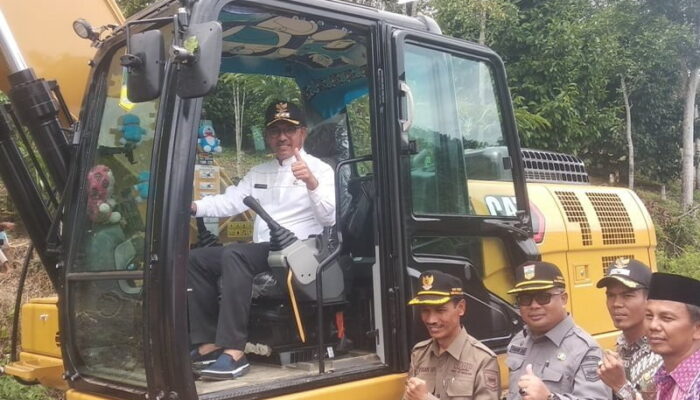 Menunjang Pembangunan Daerah, Pemkab Solok Selatan Resmikan Satu Ekskavator Satu Kecamatan