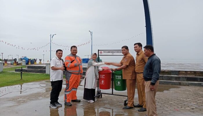 Kepedulian Terhadap Kebersihan Pantai Padang, PT Semen Padang Salurkan Bantuan Bak Sampah