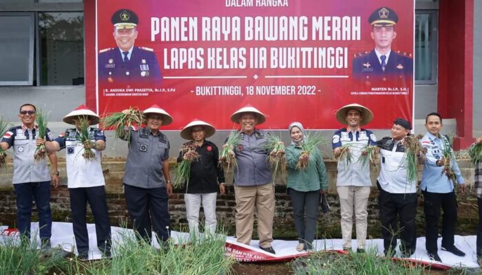 Kakanwil Kemenkumham Sumbar Panen Raya Bawang Merah dan Resmikan Car Wash Lapas Bukittinggi