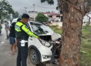 Hendak Dahului Dump Truk, Minibus Tabrak Pohon di Jalinsum Dharmasraya