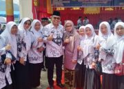 Guru SDN 04 Talang Babungo Haspi Hasnah Terima Penghargaan Guru Berdedikasi Tinggi