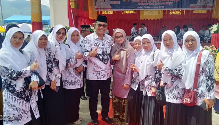 Guru SDN 04 Talang Babungo Haspi Hasnah Terima Penghargaan Guru Berdedikasi Tinggi