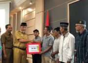 Distanhorbun Sumbar Serahkan Benih Padi dan Jagung Kepada 36 Kelompok Tani