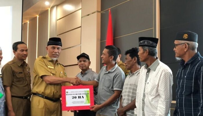 Distanhorbun Sumbar Serahkan Benih Padi dan Jagung Kepada 36 Kelompok Tani