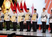 Diserahkan Presiden Jokowi, Bupati Sutan Riska Terima Penghargaan Dwija Praja Nugraha PGRI