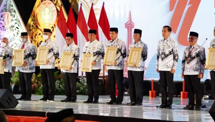 Diserahkan Presiden Jokowi, Bupati Sutan Riska Terima Penghargaan Dwija Praja Nugraha PGRI