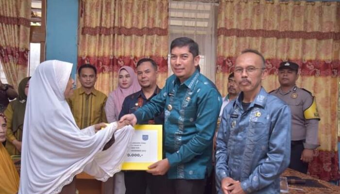 Pemdes Kolok Nan Tuo Sawahlunto Salurkan BLT Dana Desa Kepada 71 PKM