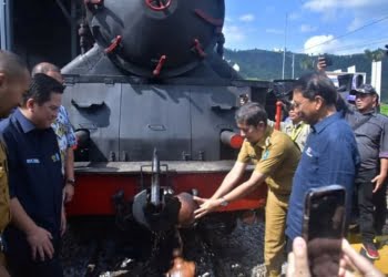 Keren! Kereta Api “Mak Itam” Sawahlunto Kembali Mengaung, Wisatawan Disuguhkan Terowongan Lubang Kalam