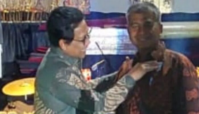 Kadis PMD Sumbar, Amasrul Terima Penghargaan Lencana Satya Abdi Inovasi Desa dari Kemendes-PDTT RI