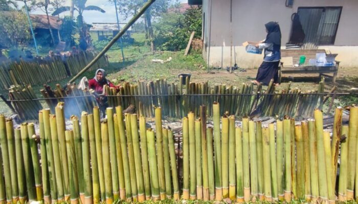 Jalin Silaturahmi, Warga Simpang Tigo Banda Luruih Masak 1.000 Lemang