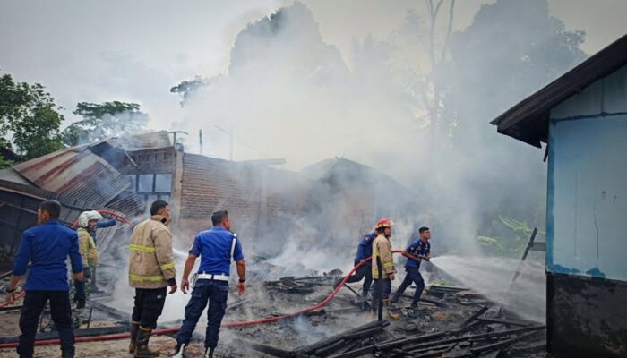 Dua Rumah Warga dan Warung Pecah Belah Dilalap Si Jago Merah di Jorong Dalam Koto