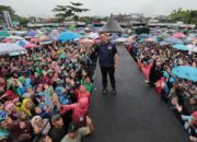 Meski Disertai Hujan, Masyarakat Sumbar Sambut Bacalon Presiden Anies Baswedan di Pantai Padang