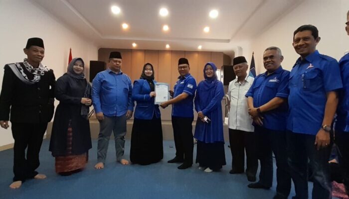 Bacaleg DPRD Bukittinggi, Komisaris PO Bus Pangeran Daftar ke Partai Demokrat