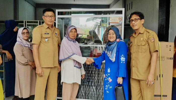 45 Pedagang di Nagari Tiku V Jorong Terima Bantuan Dana Pokir Anggota Dewan Nesi Harmita