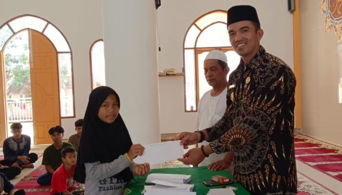 Ikatan Keluarga Bukik Gonggang Bersatu Salurkan Santunan Tiap Bulan