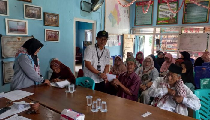 Bentuk Kepedulian Pemerintah, Nagari Lareh Nan Panjang Selatan Salurkan Honorarium