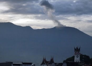 Gunung Marapi Tanah Datar Erupsi, Bupati Eka Putra Imbau Warga Lakukan Ronda