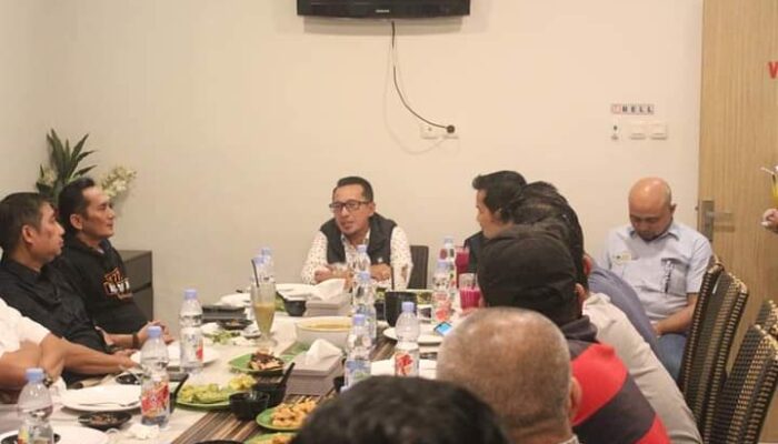 Makan Malam dengan IKM Sepayung Sulawesi Selatan, Bupati Eka Putra: Ada Triliunan Rupiah Uang  Perantau Beredar di Kampung