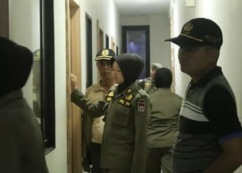 Check In Hotel Malam Minggu, 5 Pasangan Ilegal Tertunduk Malu saat Pol PP Padang Datang