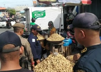 Satpol PP Padang Turunkan 1 Pleton Personil Bersihkan Jalan Pasar Raya Barat dari PKL