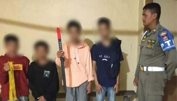 Samurai 1 Meter Diamankan Pol PP Padang dari 4 Remaja saat  Patroli di Kawasan Pasar Belimbing