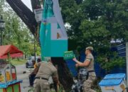 Pol PP Padang Copot Puluhan Spanduk Reklame Ilegal yang Numpang Promo di Fasilitas Umum