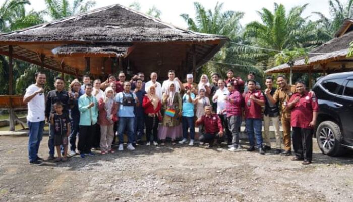 Bupati Dharmasraya dan Wartawan Saling Curhat untuk Pembangunan Daerah