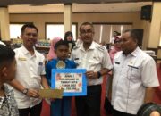 Pj Wali Kota Payakumbuh Rida Ananda Serahkan Penghargaan Pada Peserta Didik Terbaik