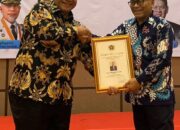 Dr Amiruddin Terima Penghargaan PWI Pusat yang Piawai Memimpin Sidang