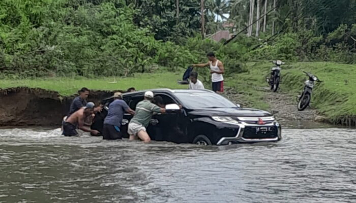Jalan Utama Parah, Jalan Alternatif Memprihatinkan! Warga Bertaruh Nyawa Menyeberang Batang Tiku Agam