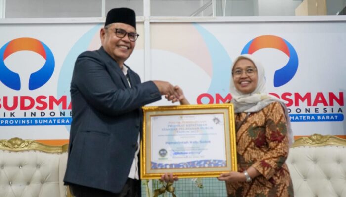 Kabupaten Solok Terbaik Pelayanan Publik, Bupati Epiyardi Asda Terima Penghargaan dari Ombudsman