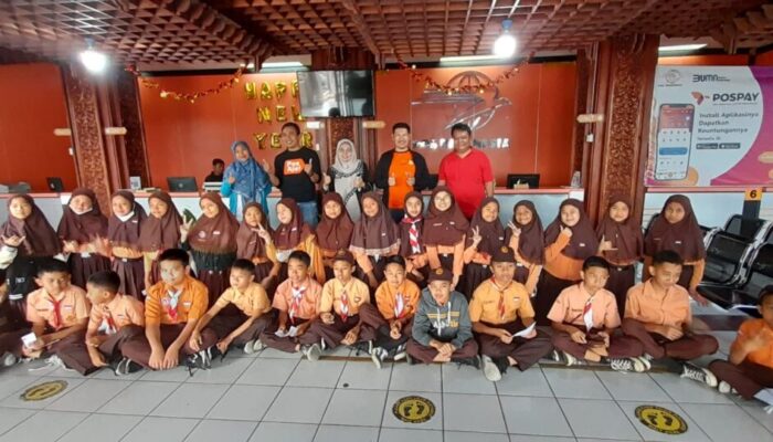 Di Tengah Gempuran Digital, Kantor Pos Bukittinggi Tradisikan Kembali Berkirim Surat Sejak SD